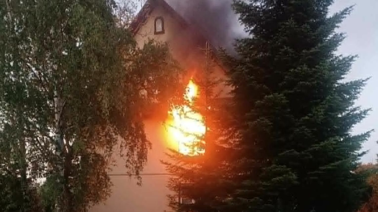 Bez chwili wahania ruszyli w ogień – bohaterska akcja myślenickich policjantów uratowała ludzkie życie