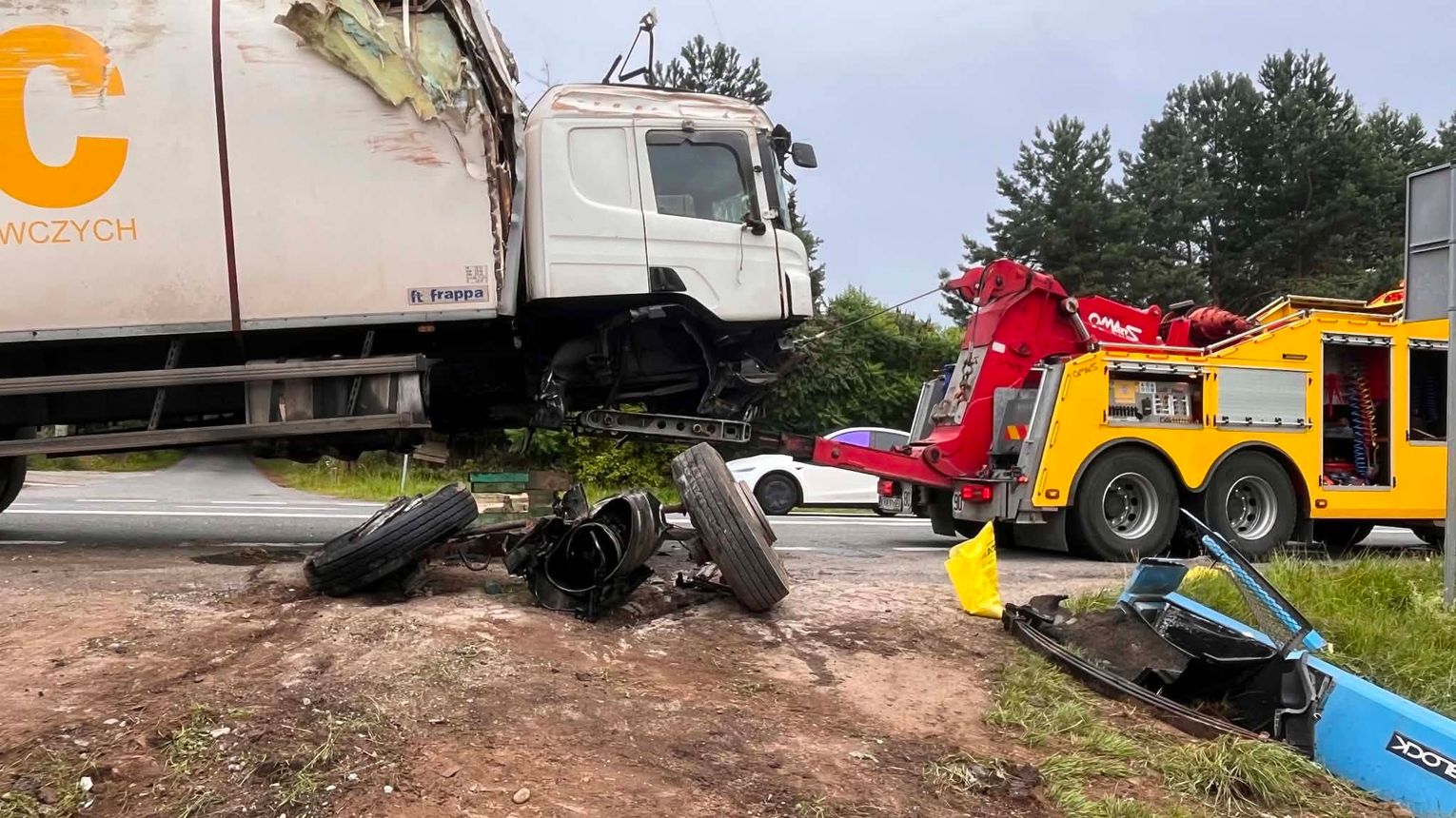 Ciężarowa Scania wypadła z DK94 w Bodzanowie. Pas w kierunku Krakowa był zablokowany przez kilka godzin
