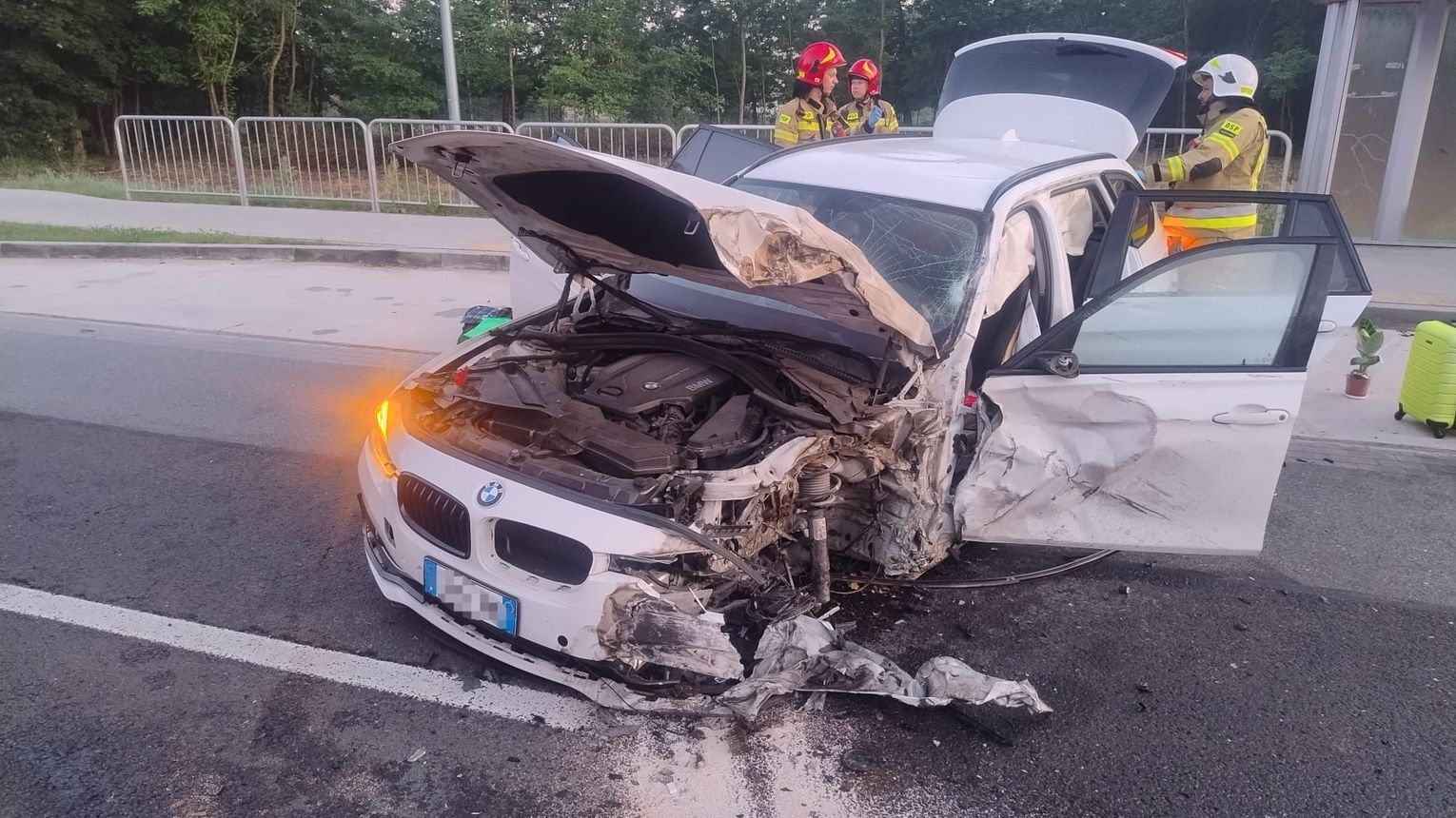 Czołowe zderzenie BMW z ciężarówką na DK73. Cztery osoby trafiły do szpitala, droga była całkowicie zablokowana