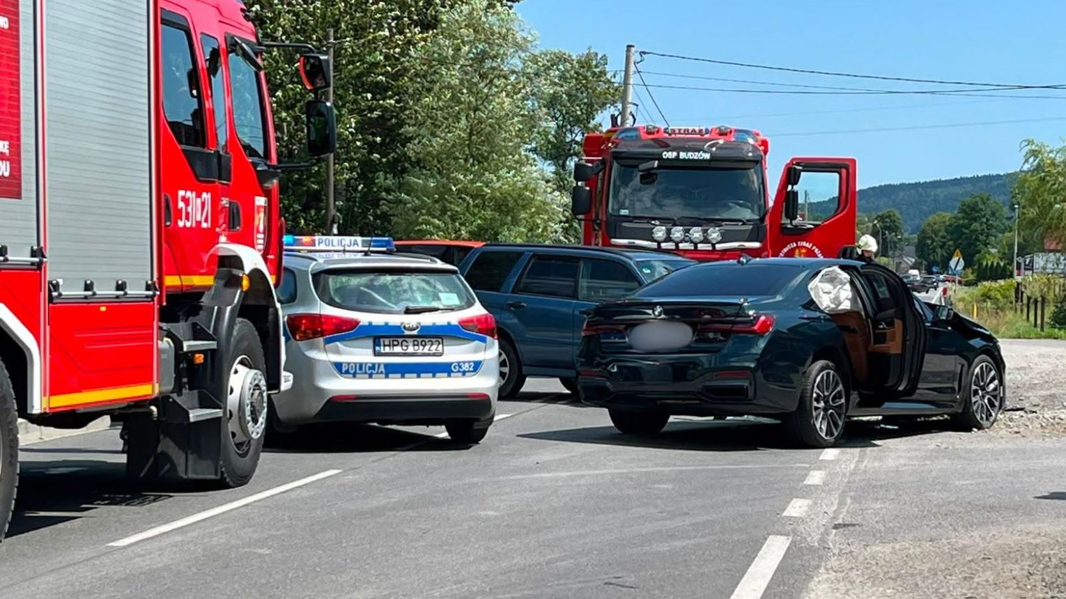 Czołowe zderzenie samochodów w Budzowie. Trzy osoby poszkodowane
