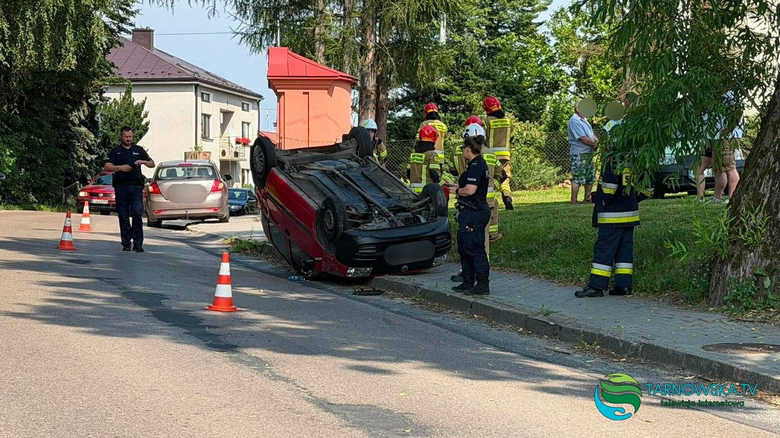 Dachowanie samochodu w Ryglicach. Fiat Panda przewrócił się na ul. Tuchowskiej