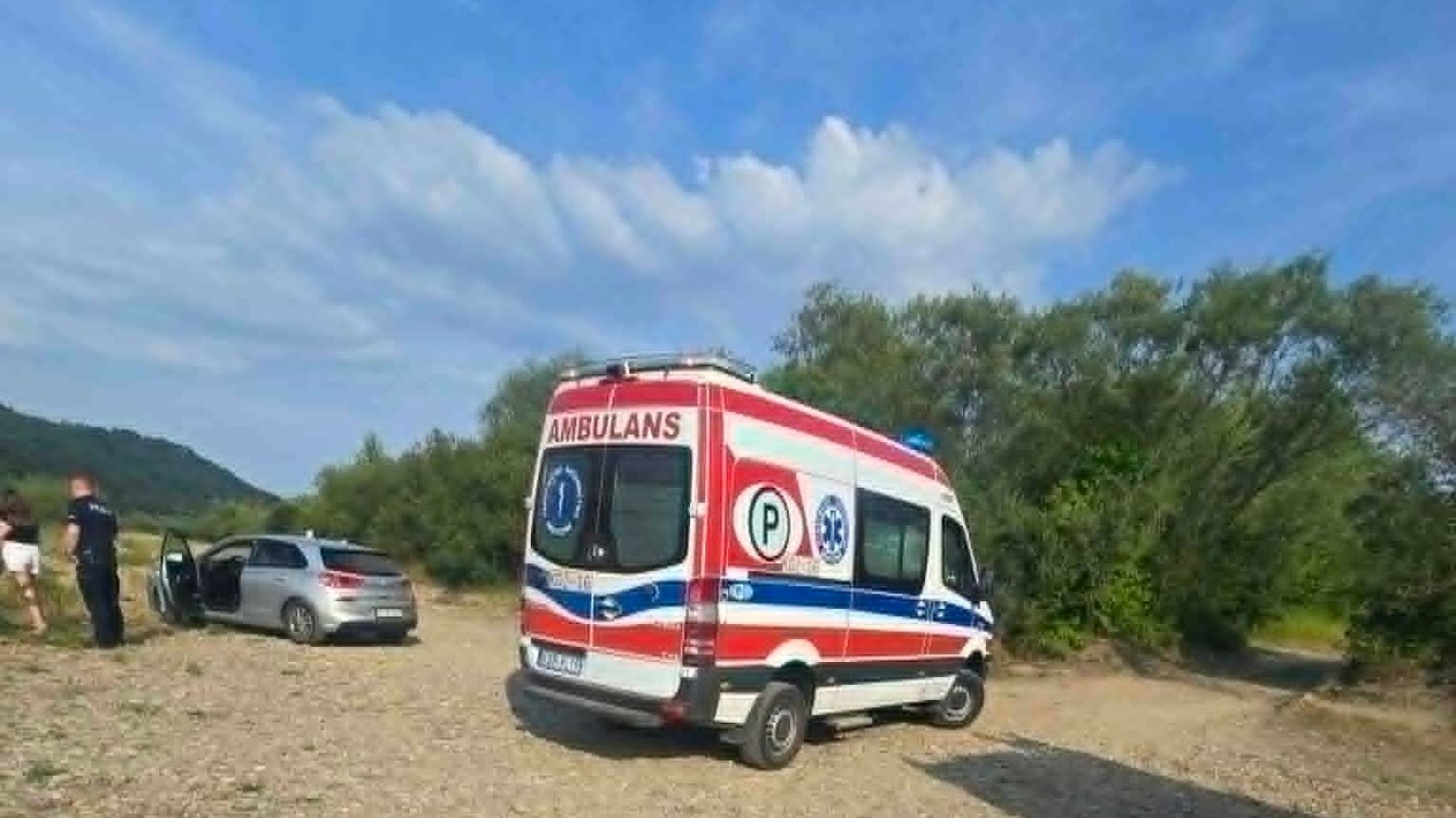 Dramatyczna akcja na Dunajcu. Starszy mężczyzna wydobyty z rzeki i zabrany do szpitala