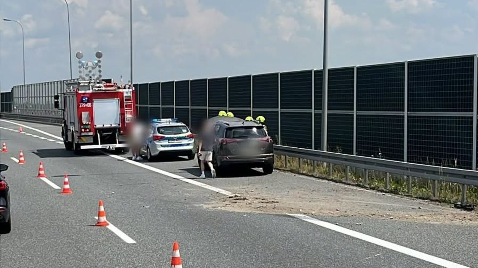Dramatyczne chwile na A4 w Tarnowie. Osobówka rozbiła się o bariery, jedna osoba w szpitalu