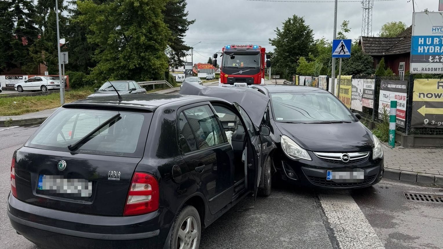 Groźny wypadek w Szczucinie. Kobieta i dziecko trafiły do szpitala po zderzeniu dwóch samochodów