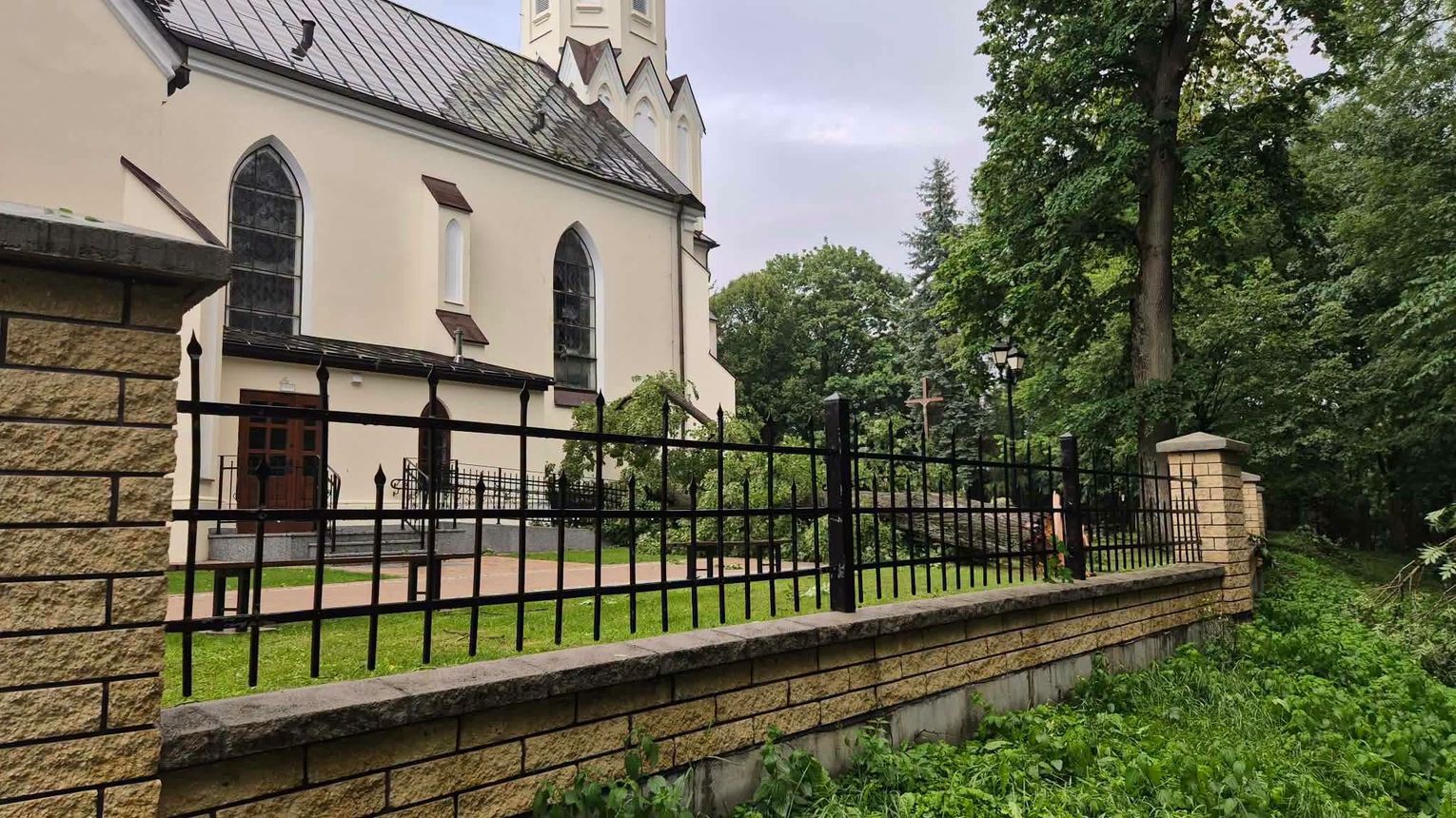 Nawałnica w Przecławiu uderzyła w teren kościelny ispowodowała duże straty