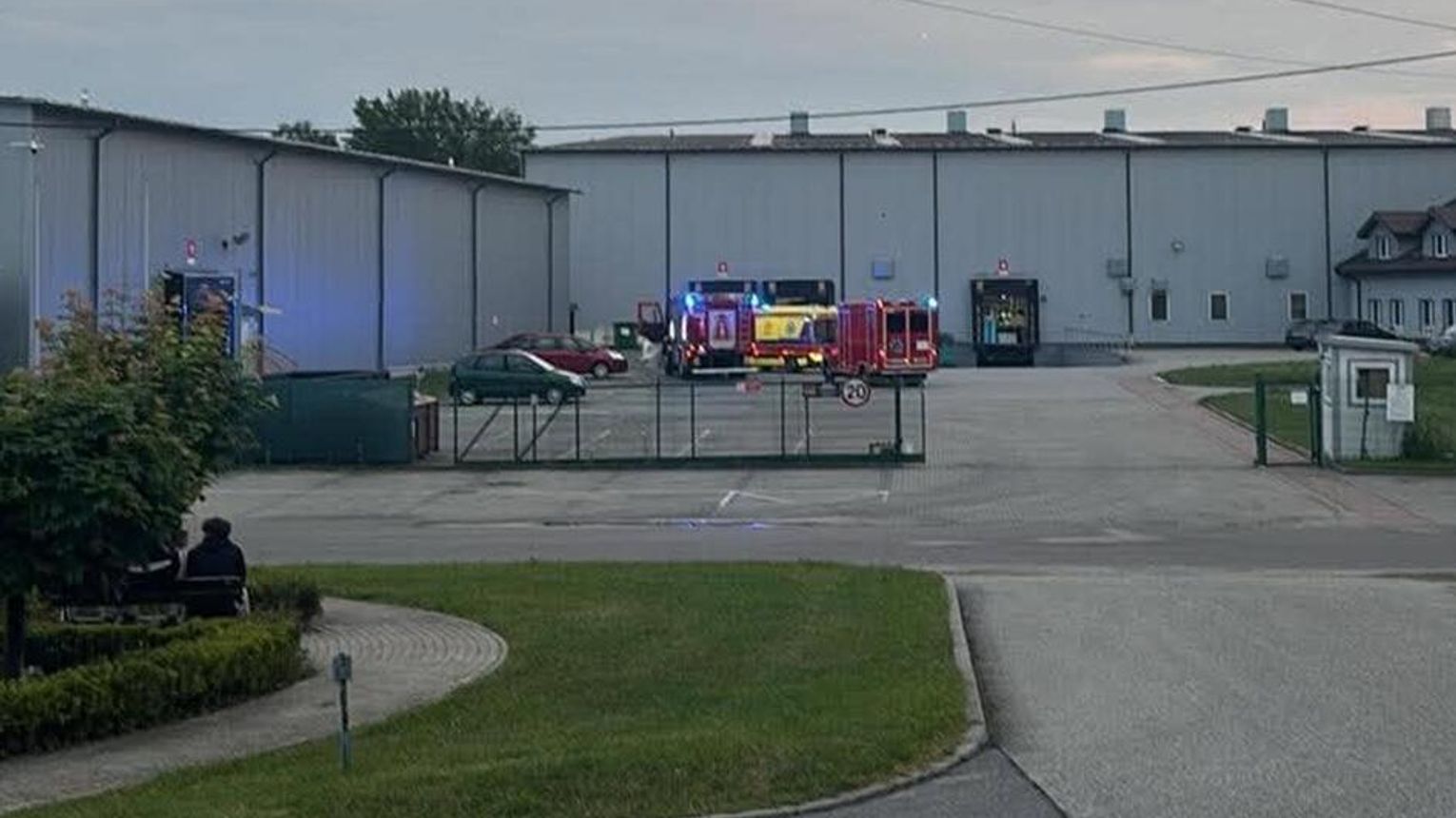 Nieprzytomny mężczyzna przewieziony do szpitala. Interwencja służb w zakładzie produkcyjnym w Żabnie