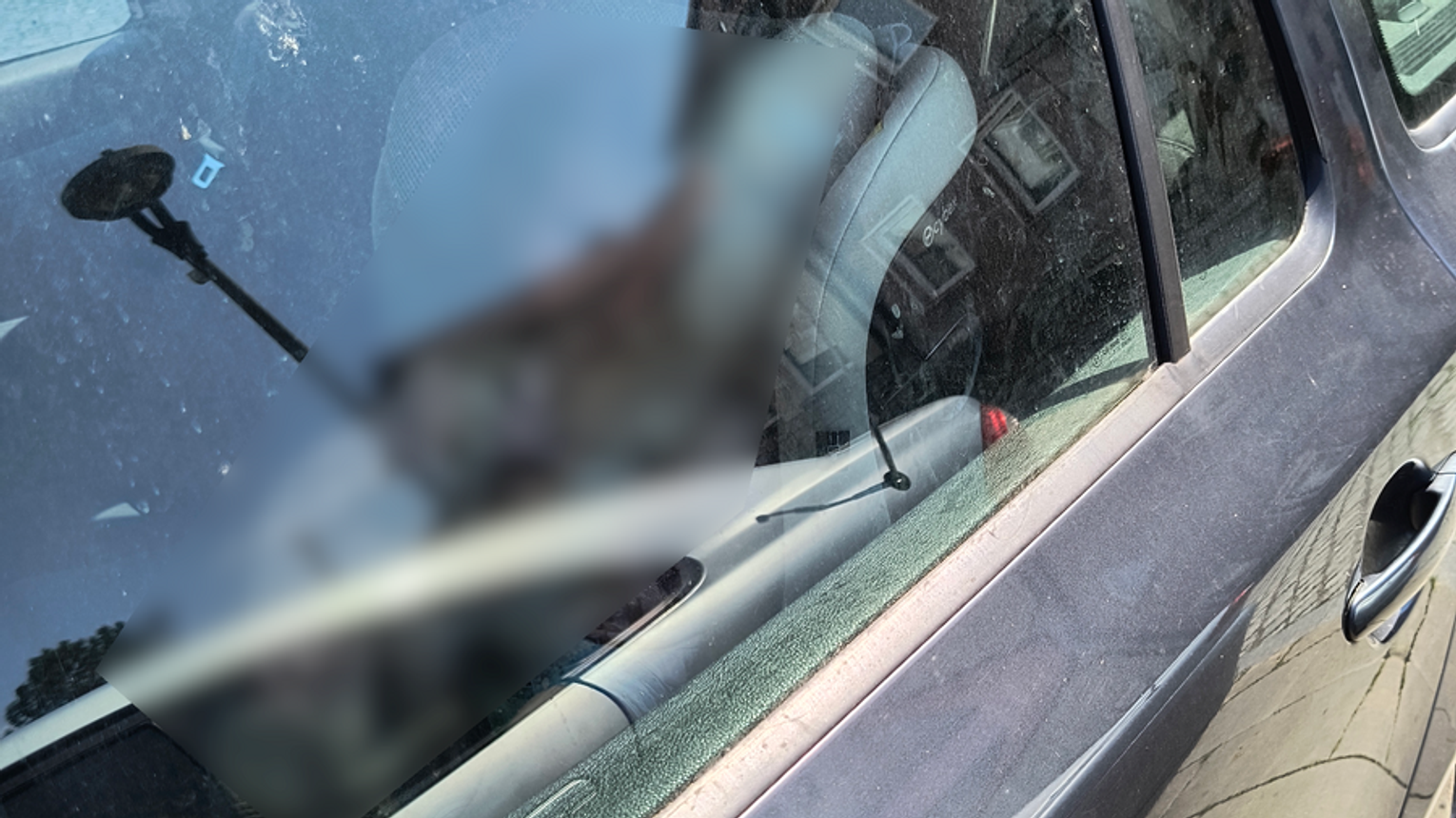 Policjanci i strażacy pomogli wydostać niemowlę zatrzaśnięte w samochodzie