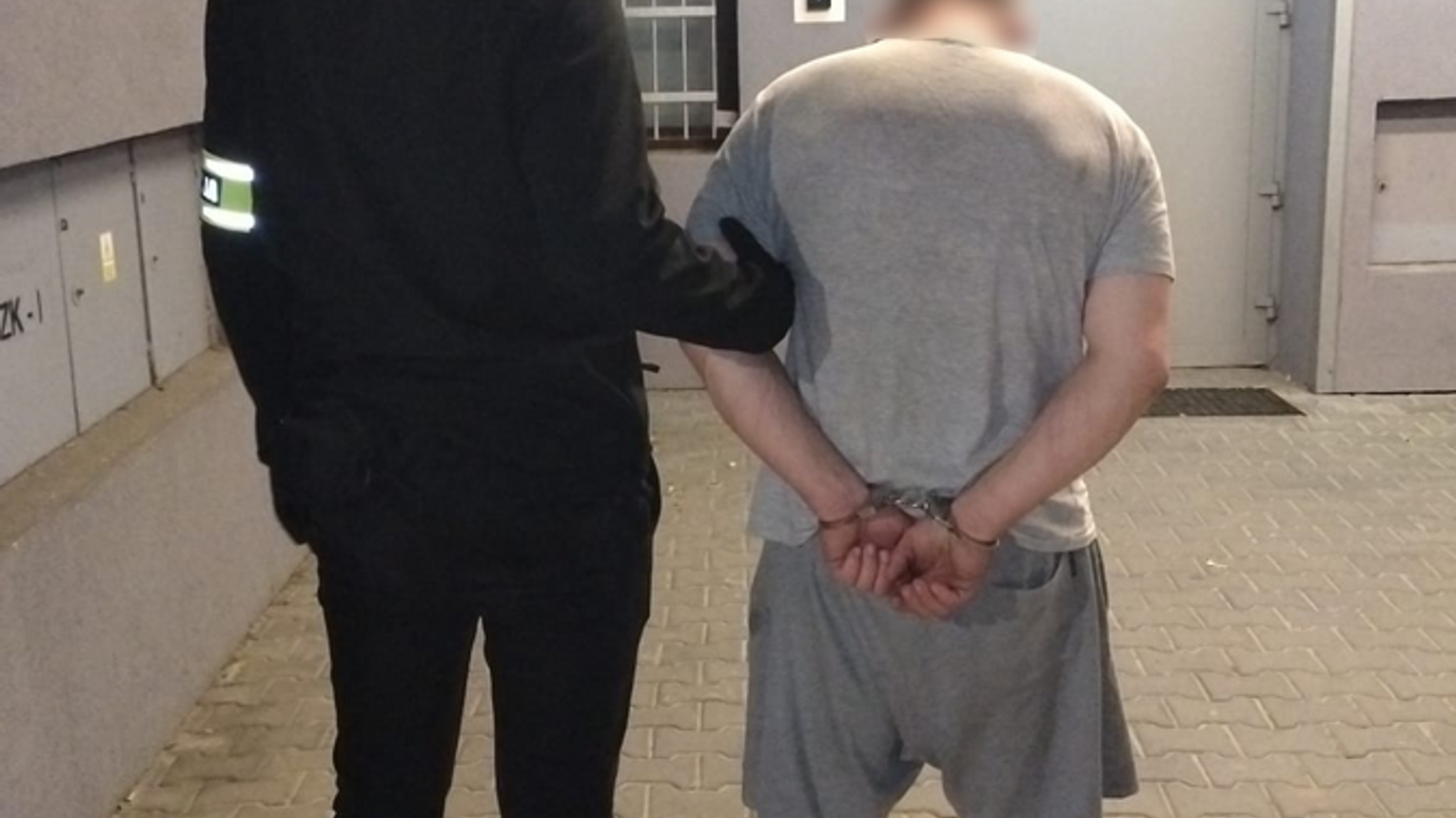 Poszukiwany listem gończym ukrył się przed policjantami na dachu