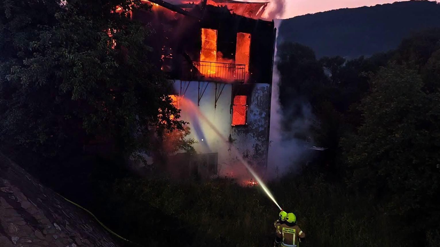 Pożar budynku mieszkalnego w Wysowej-Zdroju. Mężczyzna wyskoczył z pierwszego piętra