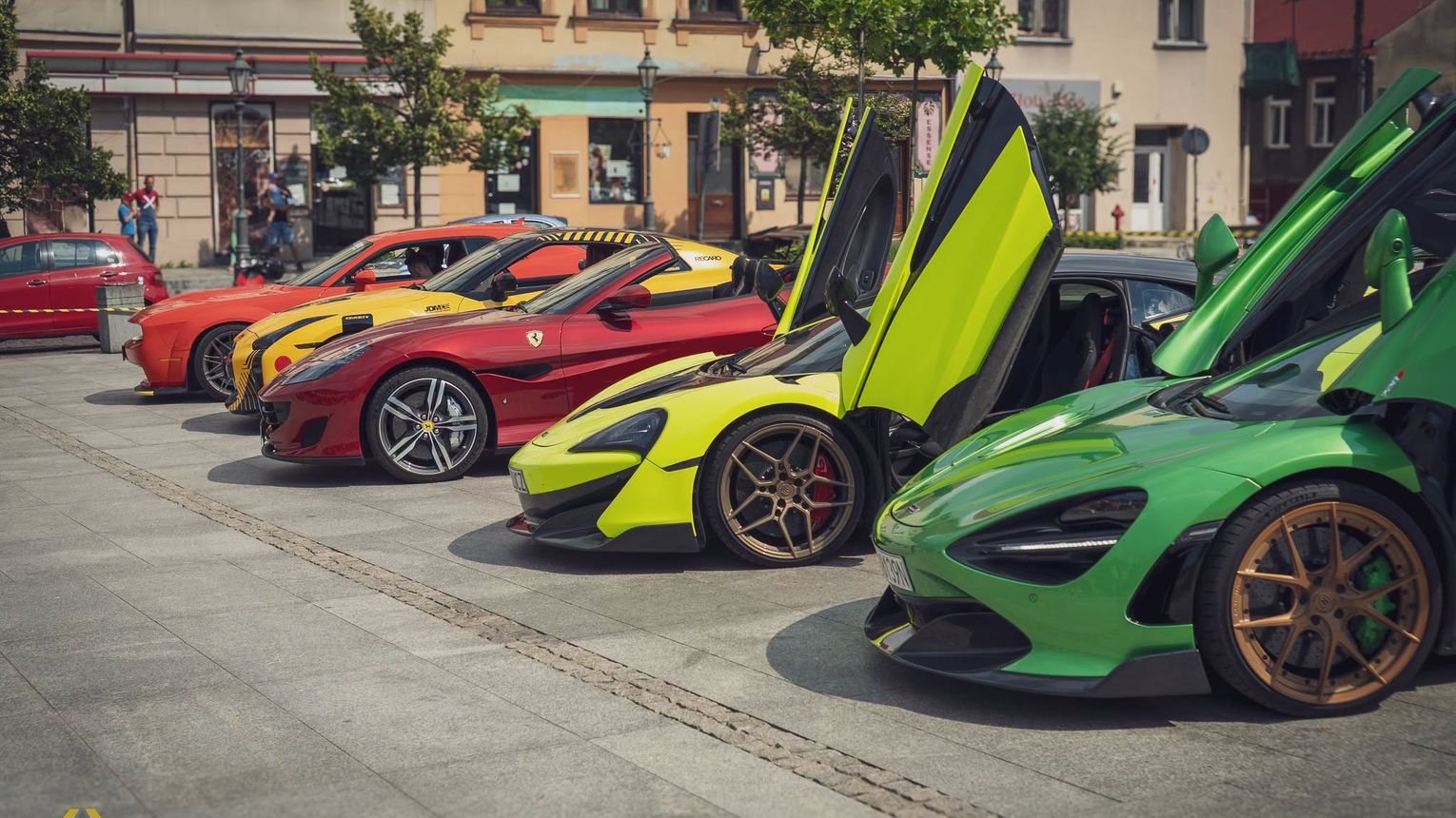 Samochody sportowe na Rynku Górnym w Wieliczce. Przejazdy Ferrari, Lamborghini i McLarenem pomagały w zakupie karetki dla dzieci