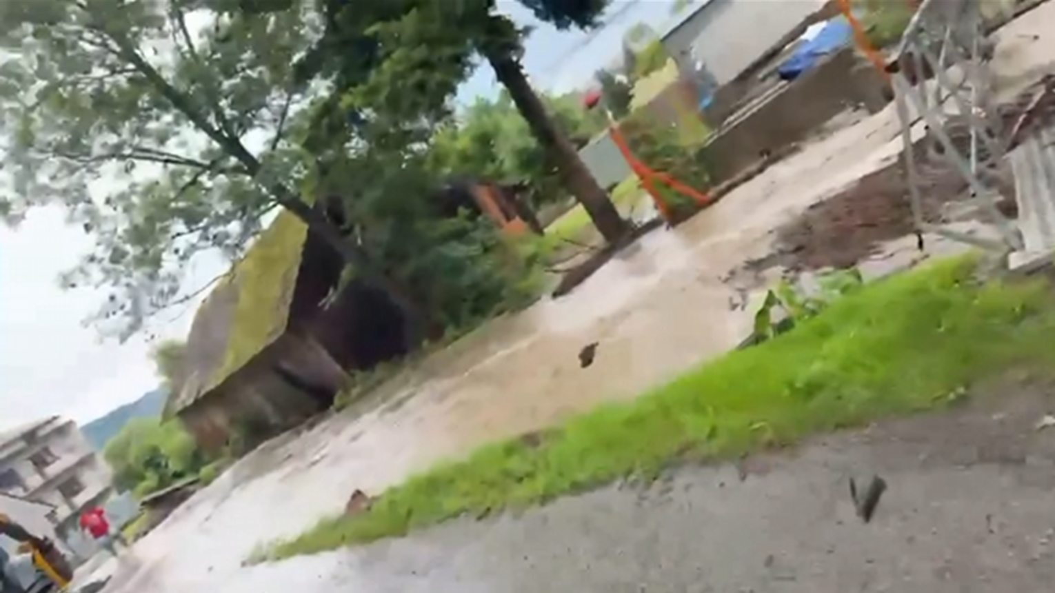 Trudny poranek w powiecie myślenickim. Strażacy usuwają skutki intensywnych opadów i burz