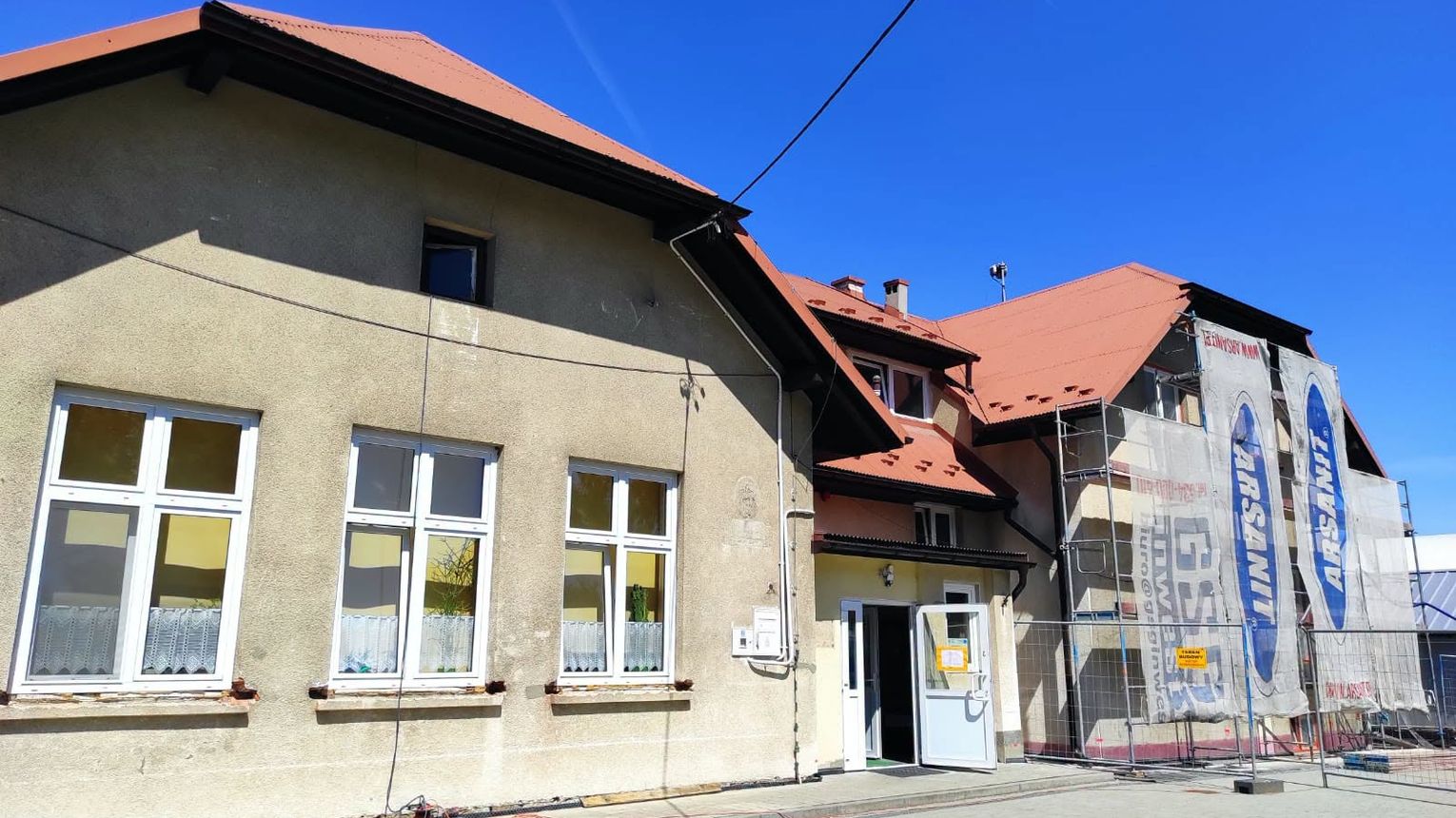 Trwa termomodernizacja Szkoły Podstawowej w Wiatowicach. Inwestycja za 945 tys. zł