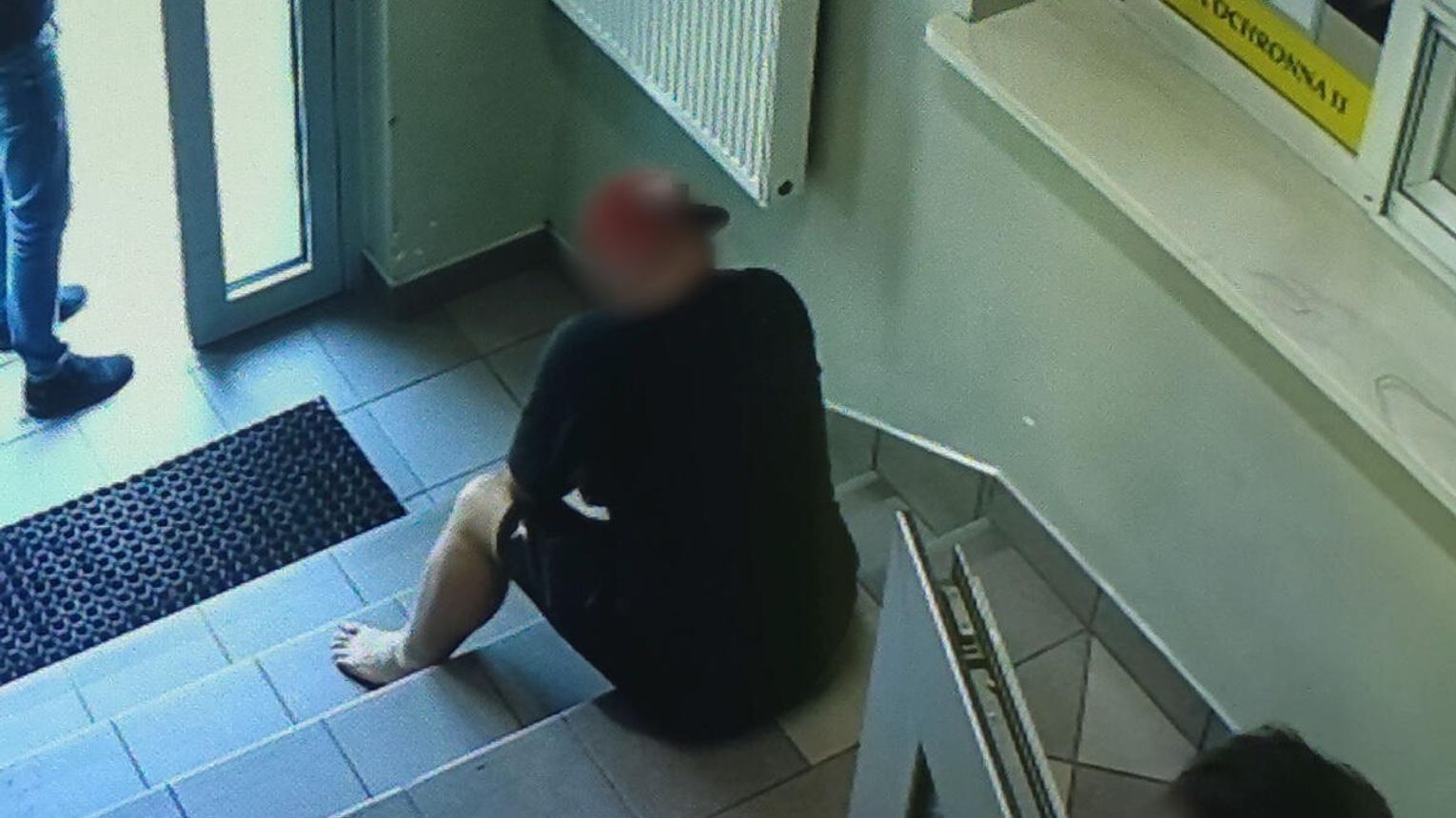 Ukradł złoty łańcuszek z salonu jubilerskiego i próbował schować się w budynku komendy