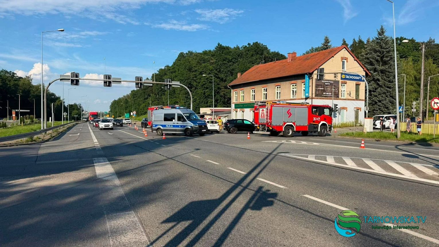 Wypadek na DK 94 w Tarnowie. Peugeot uderzył w Cupre oraz bariery i budynek gospodarczy