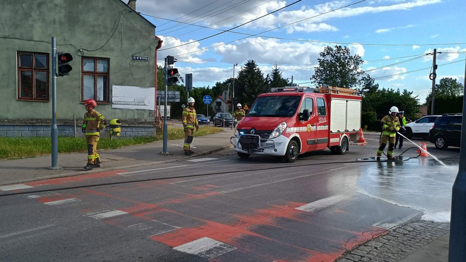 Wypadek na skrzyżowaniu ulic Witosa i Wojsławskiej w Mielcu. Dwie osoby poszkodowane