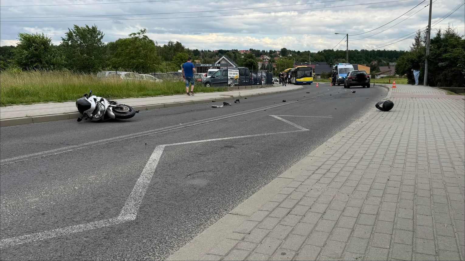 Wypadek na ul. Krzyskiej w Tarnowie. Motocyklista trafił do szpitala