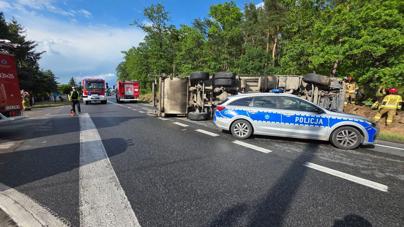 Wypadek śmieciarki na DK 73 w Szczucinie. Dwie osoby poszkodowane, droga była zablokowana