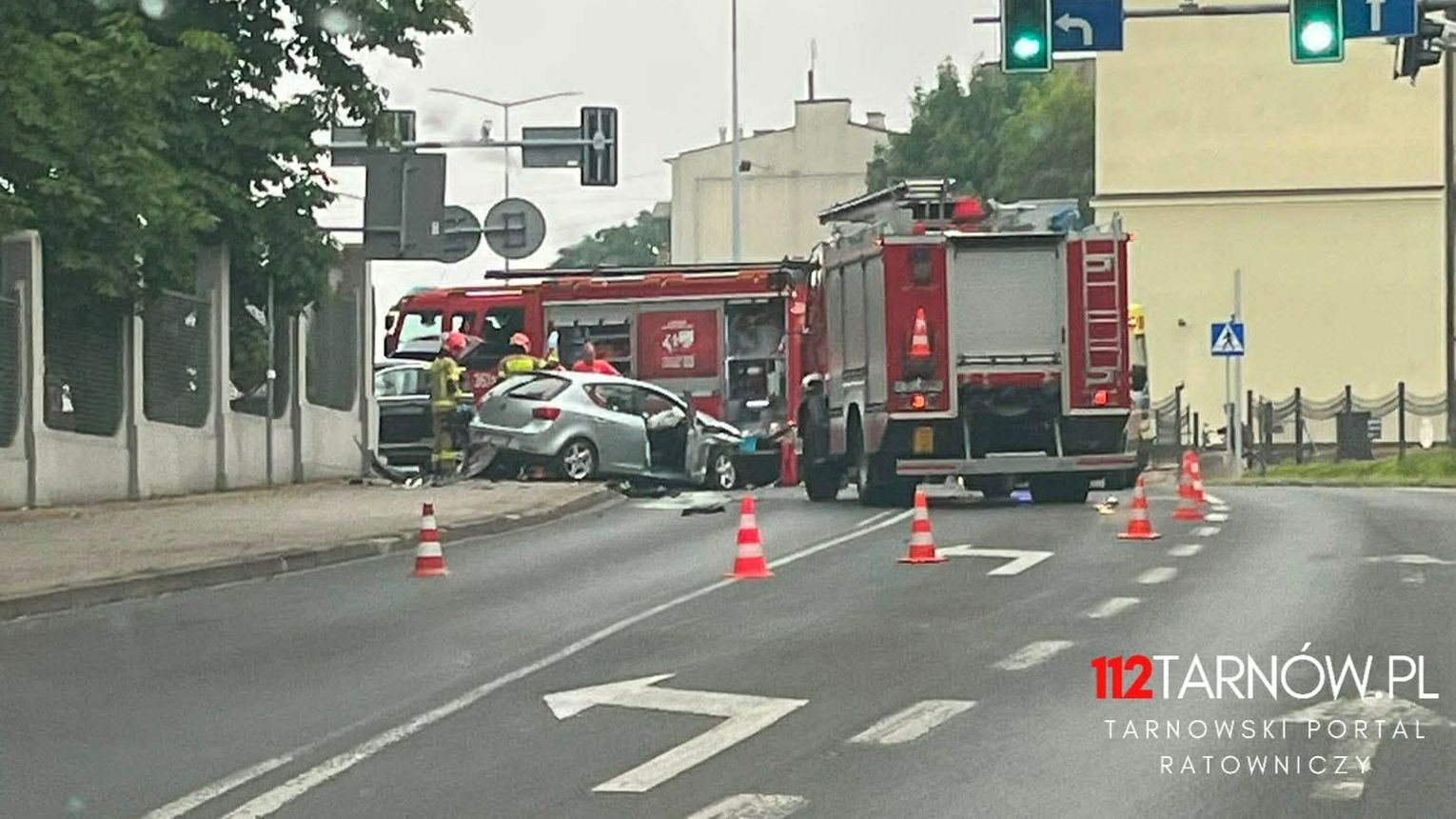 Zderzenie dwóch samochodów w Tarnowie. Dwie kobiety trafiły do szpitala