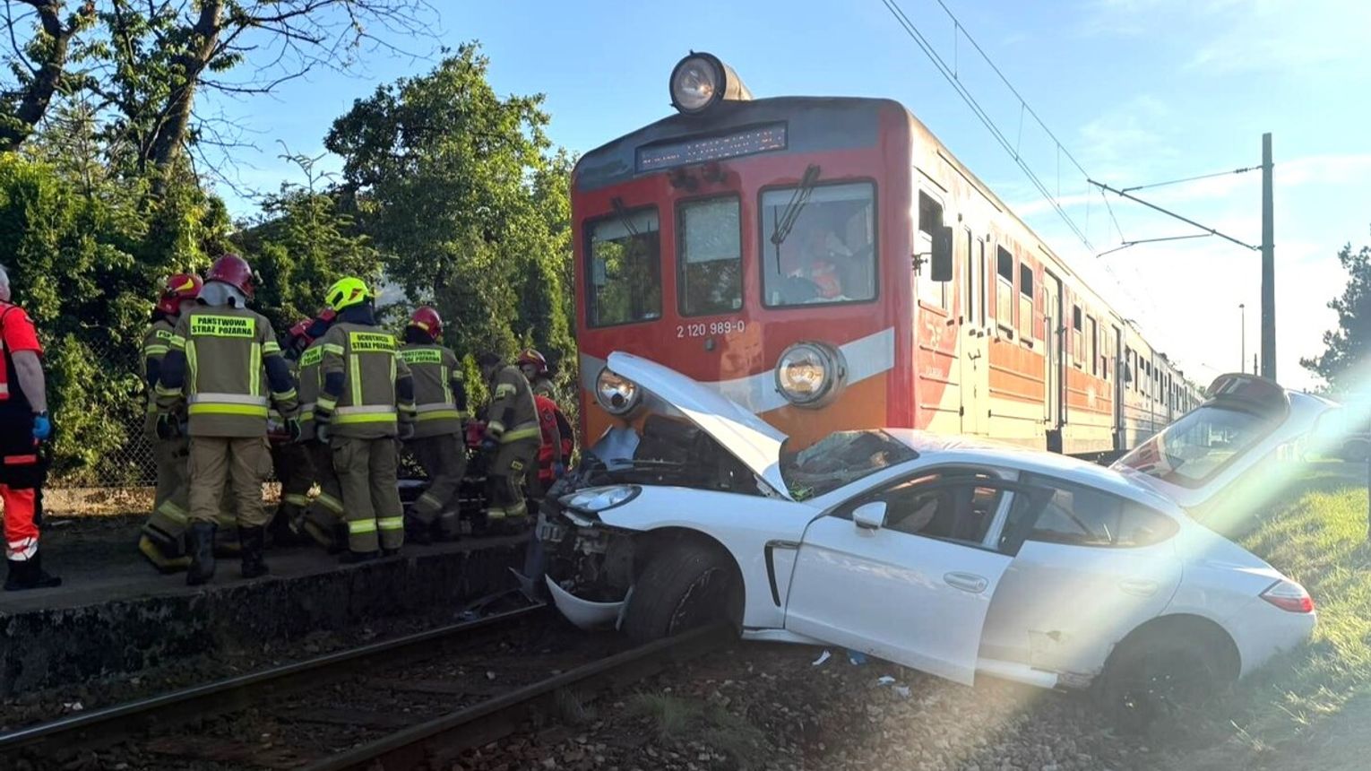 Zderzenie pociągu z samochodem osobowym