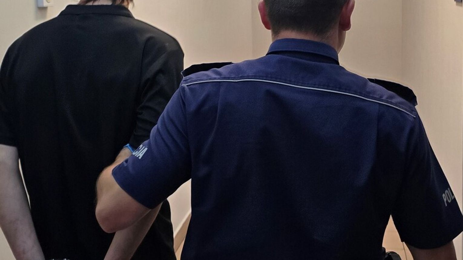 Zniszczył radiowóz i znieważył policjantów.